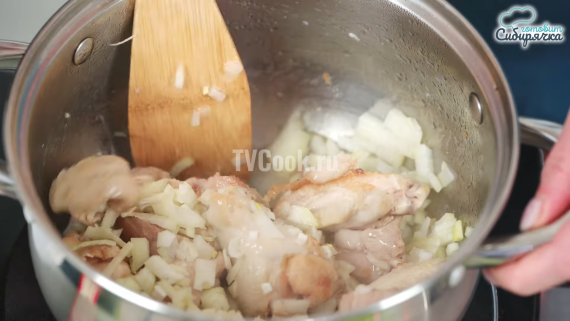 Куриный суп с крапивой и овощами Куриный суп с крапивой и овощами