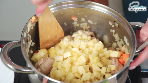 Куриный суп с крапивой и овощами Куриный суп с крапивой и овощами