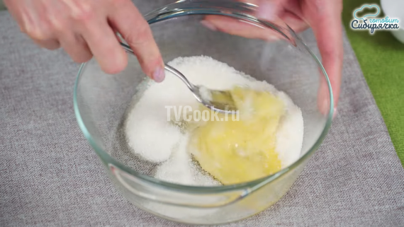 Сырники из творога с манкой и яйцом на сковороде Сырники из творога с манкой и яйцом на сковороде
