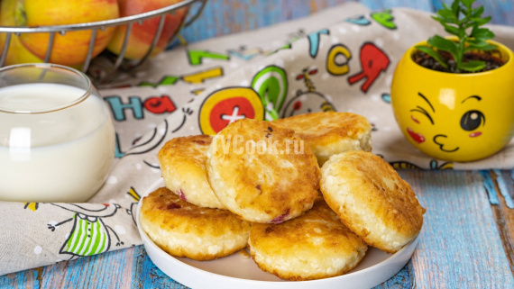 Сырники из творога с манкой и яйцом на сковороде Сырники из творога с манкой и яйцом на сковороде