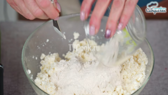 Сырники из творога с манкой и яйцом на сковороде Сырники из творога с манкой и яйцом на сковороде