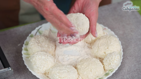 Сырники из творога с манкой и яйцом на сковороде Сырники из творога с манкой и яйцом на сковороде