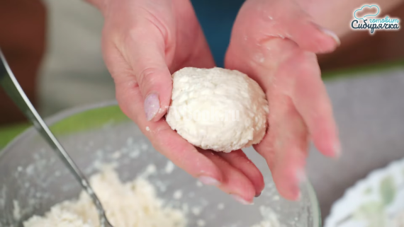 Сырники из творога с манкой и яйцом на сковороде Сырники из творога с манкой и яйцом на сковороде