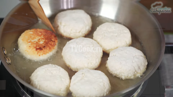 Сырники из творога с манкой и яйцом на сковороде Сырники из творога с манкой и яйцом на сковороде
