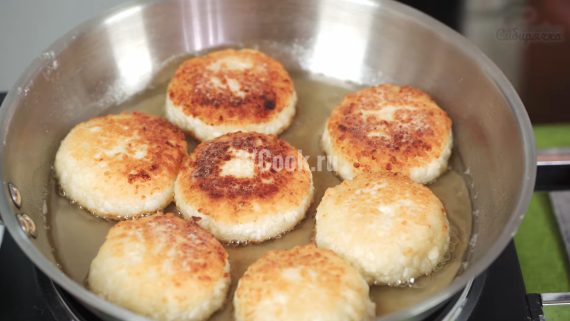Сырники из творога с манкой и яйцом на сковороде Сырники из творога с манкой и яйцом на сковороде