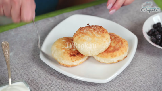 Сырники из творога с манкой и яйцом на сковороде Сырники из творога с манкой и яйцом на сковороде