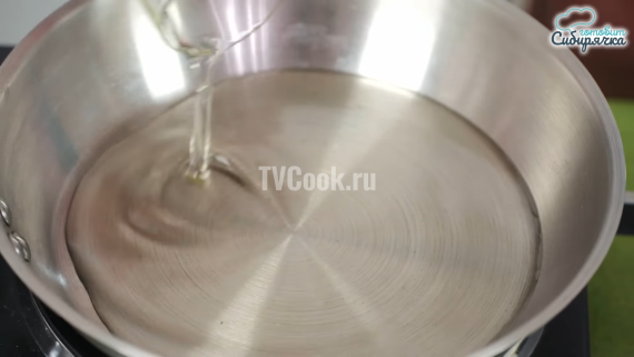 Сырники из творога с манкой и яйцом на сковороде Сырники из творога с манкой и яйцом на сковороде