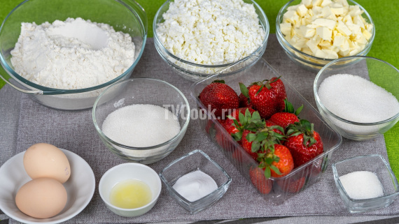 Песочный пирог с творогом и клубникой Песочный пирог с творогом и клубникой