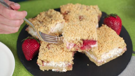 Песочный пирог с творогом и клубникой Песочный пирог с творогом и клубникой