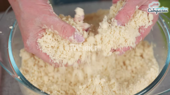 Песочный пирог с творогом и клубникой Песочный пирог с творогом и клубникой
