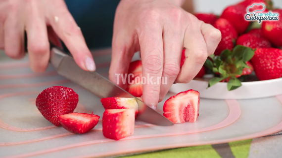Песочный пирог с творогом и клубникой Песочный пирог с творогом и клубникой