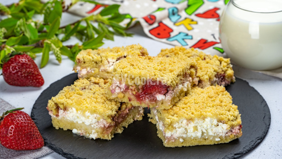 Песочный пирог с творогом и клубникой Песочный пирог с творогом и клубникой