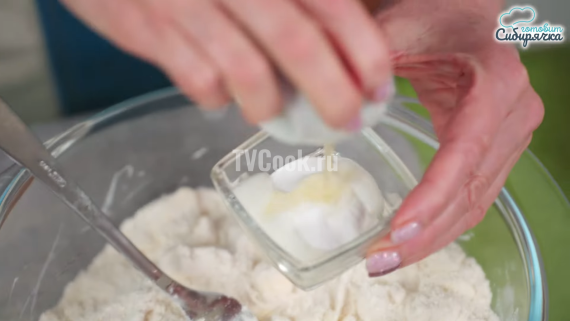 Песочный пирог с творогом и клубникой Песочный пирог с творогом и клубникой