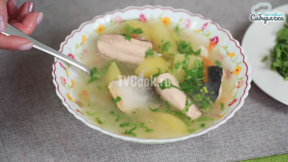 Домашняя уха из горбуши с овощами Домашняя уха из горбуши с овощами