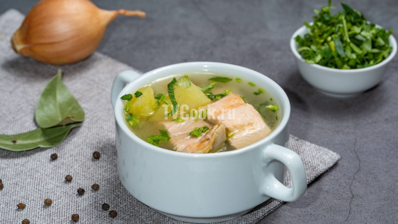 Домашняя уха из горбуши с овощами Домашняя уха из горбуши с овощами