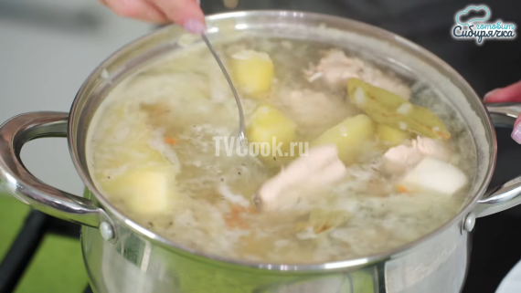 Домашняя уха из горбуши с овощами Домашняя уха из горбуши с овощами