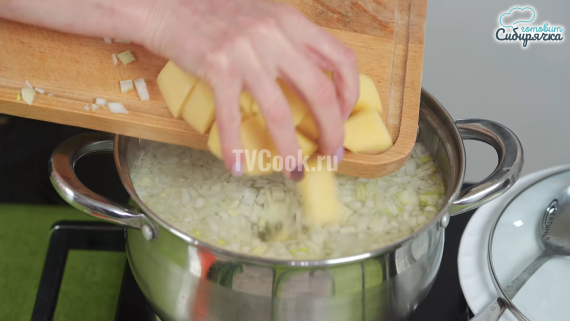 Домашняя уха из горбуши с овощами Домашняя уха из горбуши с овощами