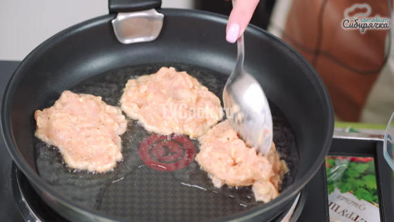 Куриные котлеты из филе с луком и приправами Куриные котлеты из филе с луком и приправами