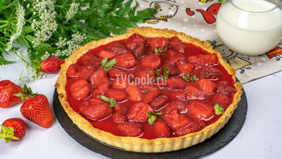 Заливной песочный пирог с клубникой и сметаной Заливной песочный пирог с клубникой и сметаной