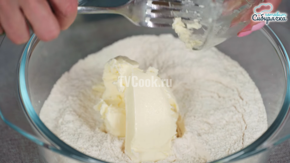 Заливной песочный пирог с клубникой и сметаной Заливной песочный пирог с клубникой и сметаной