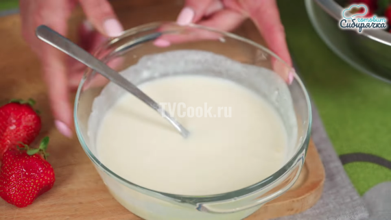 Заливной песочный пирог с клубникой и сметаной Заливной песочный пирог с клубникой и сметаной