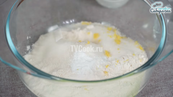 Заливной песочный пирог с клубникой и сметаной Заливной песочный пирог с клубникой и сметаной
