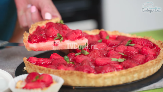 Заливной песочный пирог с клубникой и сметаной Заливной песочный пирог с клубникой и сметаной