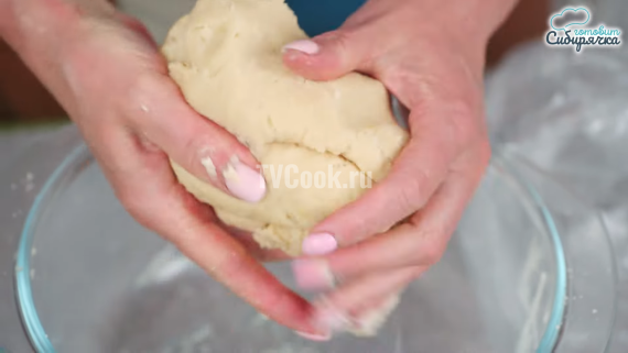 Заливной песочный пирог с клубникой и сметаной Заливной песочный пирог с клубникой и сметаной
