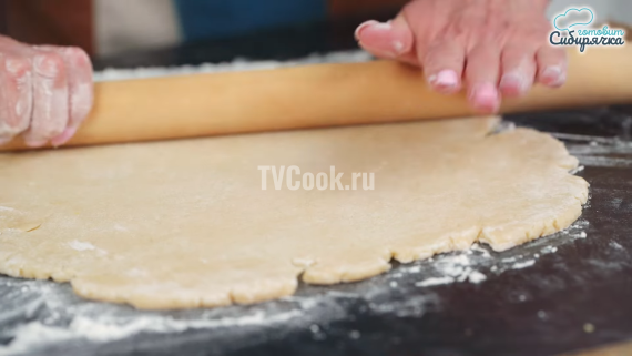 Заливной песочный пирог с клубникой и сметаной Заливной песочный пирог с клубникой и сметаной