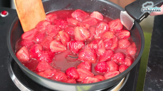 Заливной песочный пирог с клубникой и сметаной Заливной песочный пирог с клубникой и сметаной