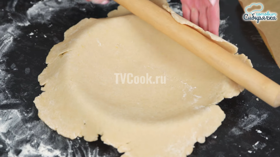 Заливной песочный пирог с клубникой и сметаной Заливной песочный пирог с клубникой и сметаной