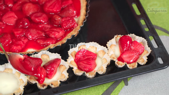 Заливной песочный пирог с клубникой и сметаной Заливной песочный пирог с клубникой и сметаной