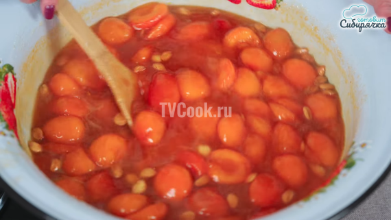 Абрикосовое варенье с ядрышками из косточек Абрикосовое варенье с ядрышками из косточек
