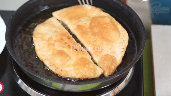 Чебуреки из пресного теста с луком и мясным фаршем Чебуреки из пресного теста с луком и мясным фаршем