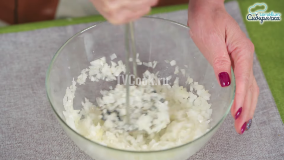 Чебуреки из пресного теста с луком и мясным фаршем Чебуреки из пресного теста с луком и мясным фаршем
