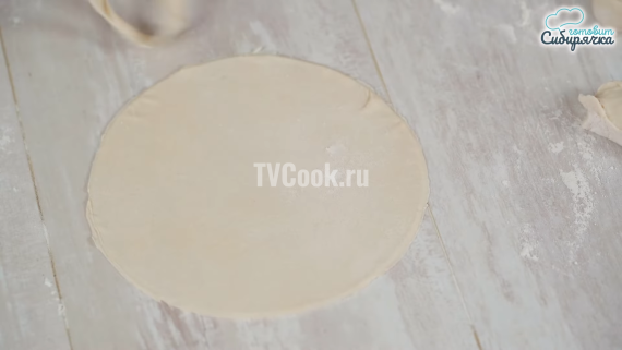 Чебуреки из пресного теста с луком и мясным фаршем Чебуреки из пресного теста с луком и мясным фаршем