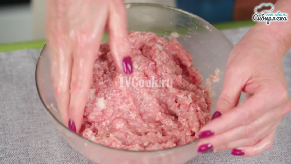 Чебуреки из пресного теста с луком и мясным фаршем Чебуреки из пресного теста с луком и мясным фаршем