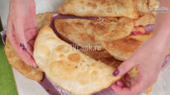 Чебуреки из пресного теста с луком и мясным фаршем Чебуреки из пресного теста с луком и мясным фаршем