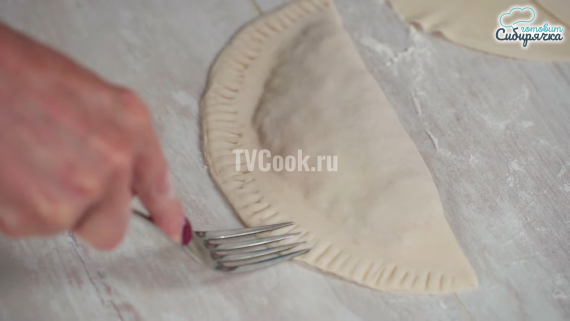 Чебуреки из пресного теста с луком и мясным фаршем Чебуреки из пресного теста с луком и мясным фаршем