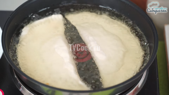 Чебуреки из пресного теста с луком и мясным фаршем Чебуреки из пресного теста с луком и мясным фаршем
