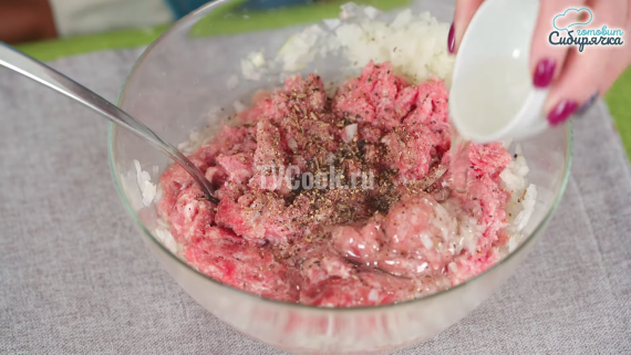 Чебуреки из пресного теста с луком и мясным фаршем Чебуреки из пресного теста с луком и мясным фаршем