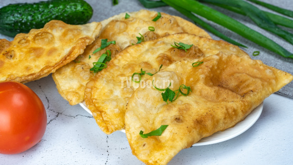 Чебуреки из пресного теста с луком и мясным фаршем Чебуреки из пресного теста с луком и мясным фаршем