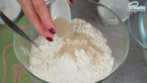Сдобные пирожки с вишней из дрожжевого теста на кефире Сдобные пирожки с вишней из дрожжевого теста на кефире