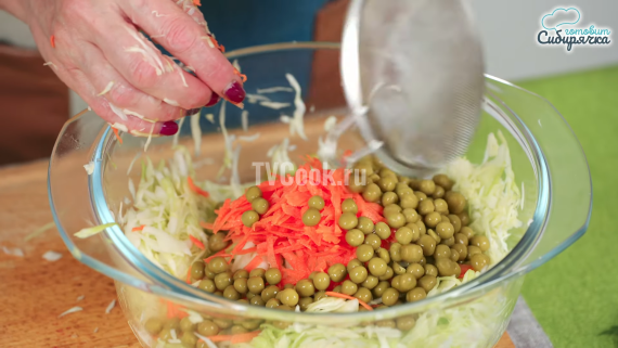 Летний сытный салат из капусты и моркови Летний сытный салат из капусты и моркови