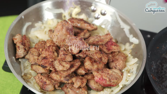 Куриная печень жареная с луком на сковороде Куриная печень жареная с луком на сковороде