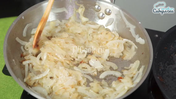 Куриная печень жареная с луком на сковороде Куриная печень жареная с луком на сковороде