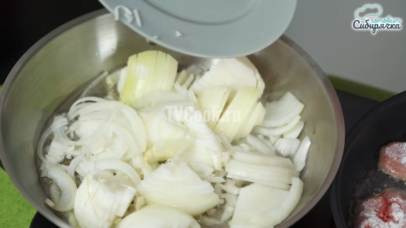 Куриная печень жареная с луком на сковороде Куриная печень жареная с луком на сковороде