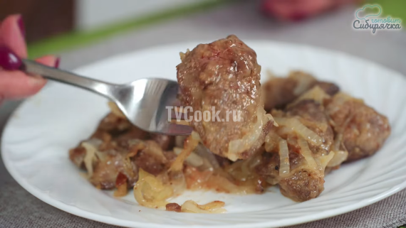 Куриная печень жареная с луком на сковороде Куриная печень жареная с луком на сковороде
