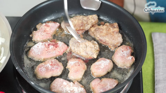Куриная печень жареная с луком на сковороде Куриная печень жареная с луком на сковороде