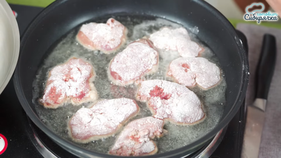 Куриная печень жареная с луком на сковороде Куриная печень жареная с луком на сковороде